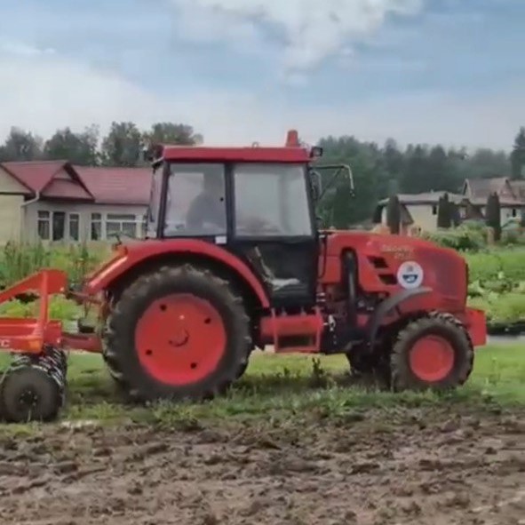 У нас радость — к нам приехал наш новый трактор! У нас радость — к нам приехал наш новый трактор!